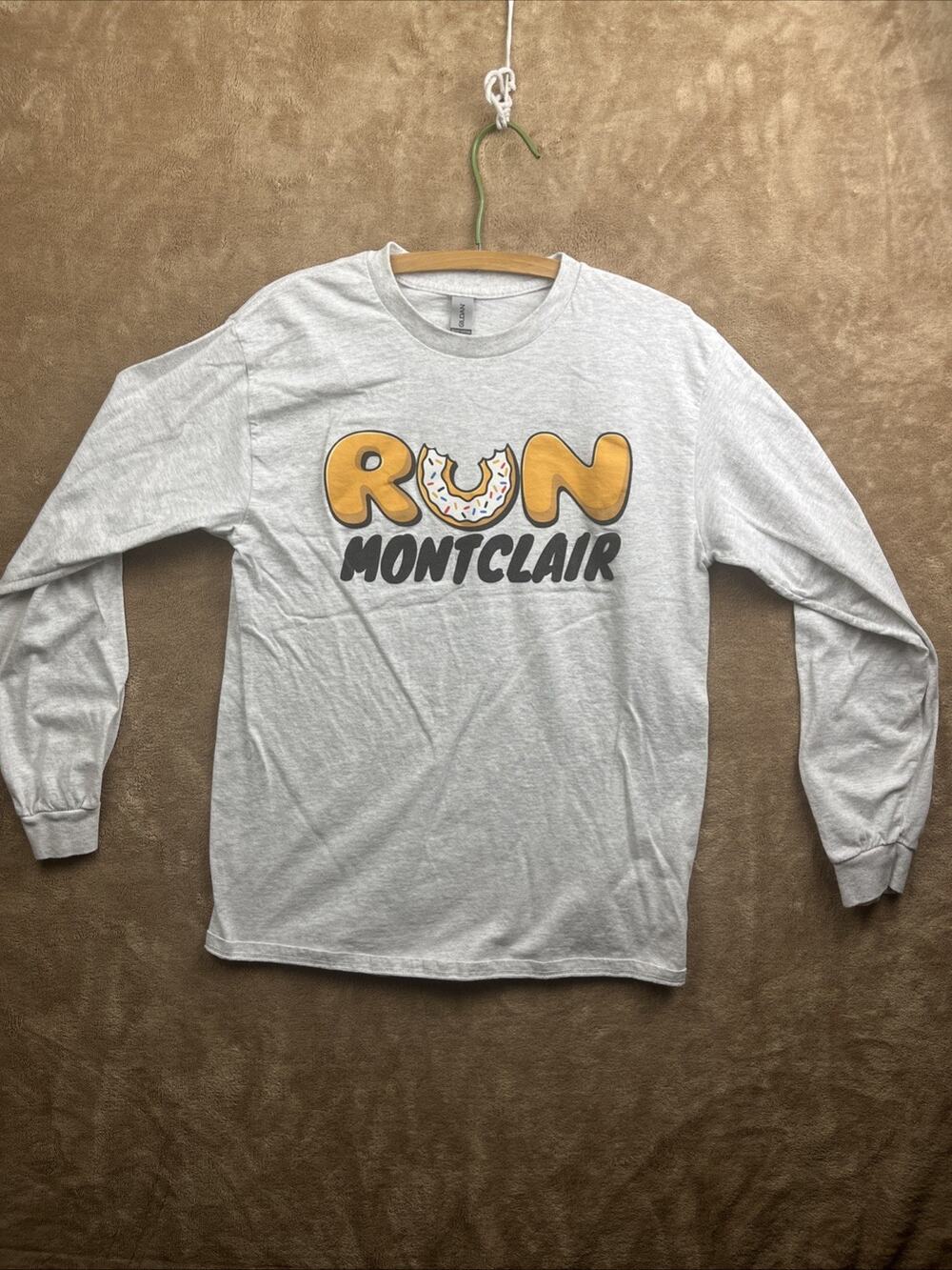 Gildan Size Medium long-sleeve heather gray graphic t-shirt